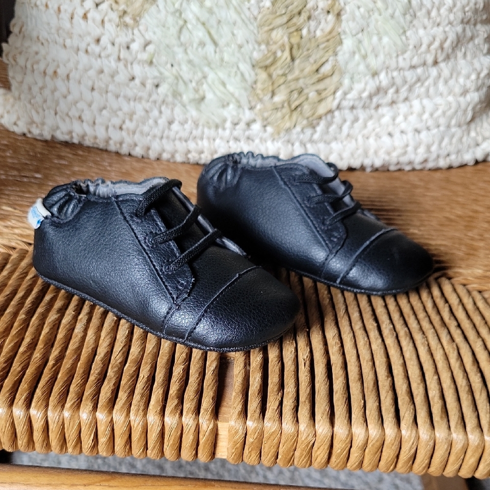 Robeez Basic Brian black flat shoe, size 5